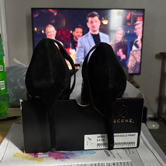 Scene Weaver Elegant Black and Gold Heels - Picture 2 of 5